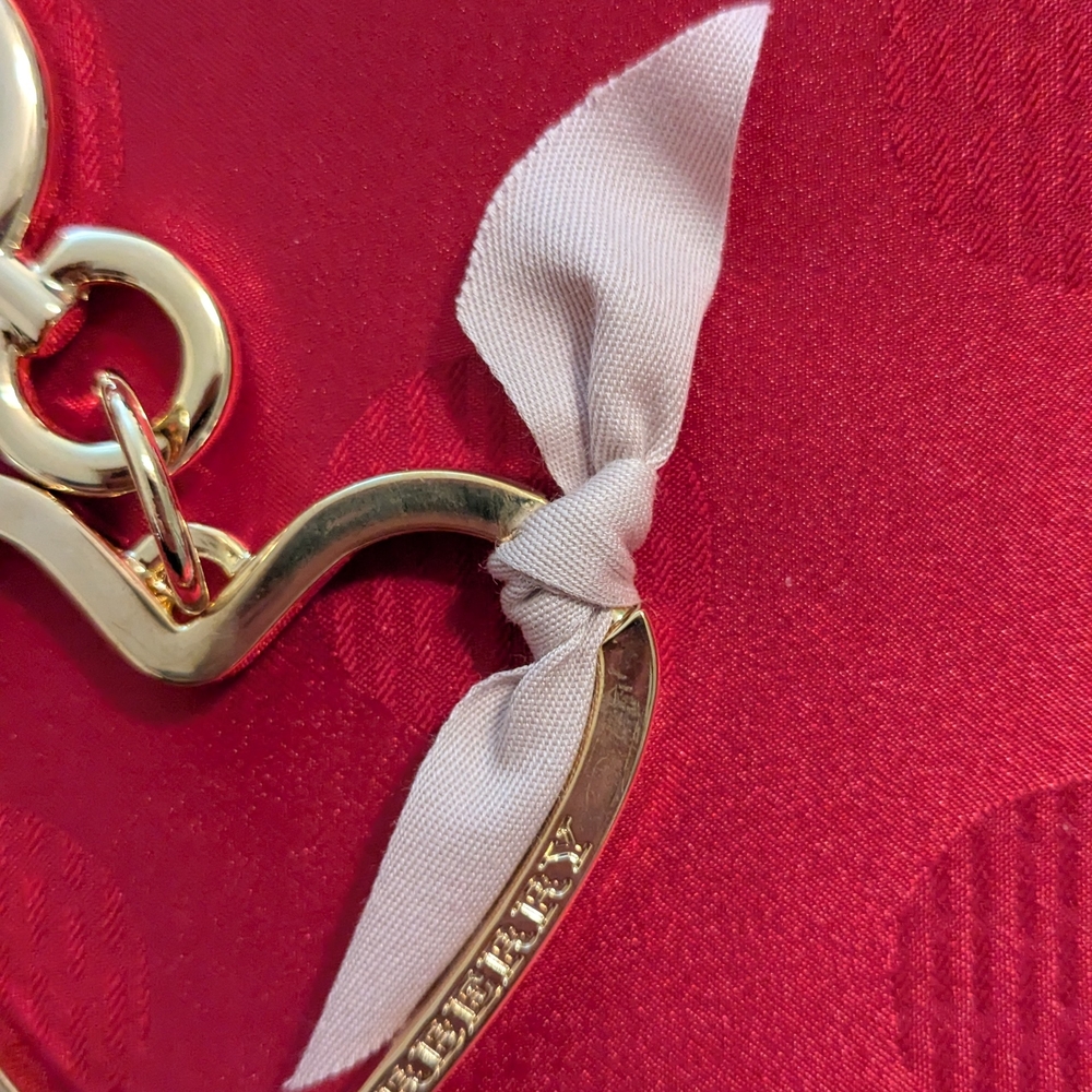 🆕 Burberry Gold Heart Bag Charm Keyring with Pink Ribbon New In Box - Picture 4 of 9